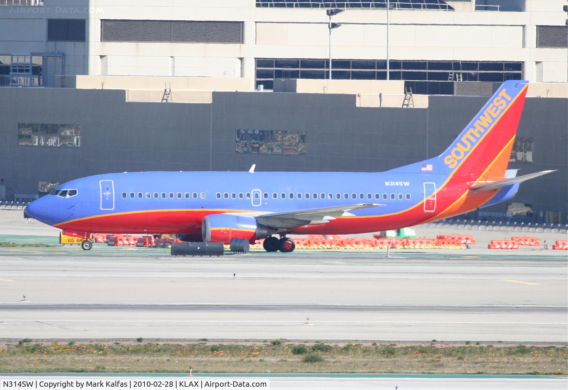 N314SW, 1986 Boeing 737-3H4 C/N 23336, Southwest Airlines Boeing 737-3H4, N314SW taxiway Quebec KLAX.