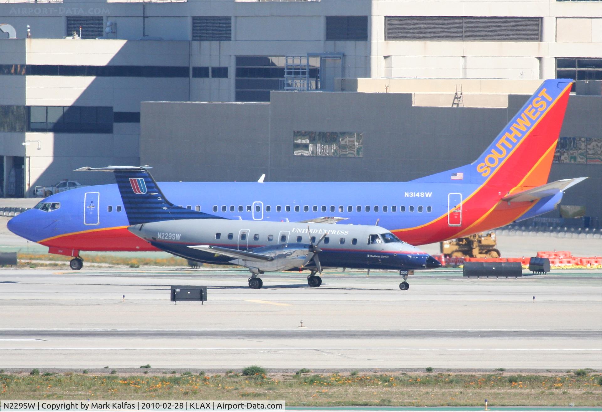 N229SW, 1995 Embraer EMB-120ER Brasilia C/N 120.305, SkyWest Embraer EMB-120ER, N229SW taxiway Sierra KLAX.