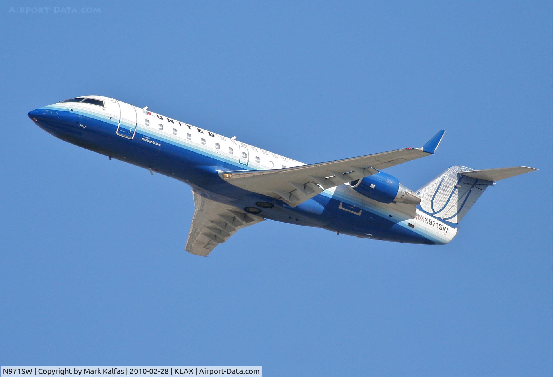 N971SW, 2004 Canadair CL-600-2B19 Regional Jet CRJ-200LR C/N 7947, SkyWest Bombardier CL-600-2B19, SKW6323 departing 25R for KSAN.
