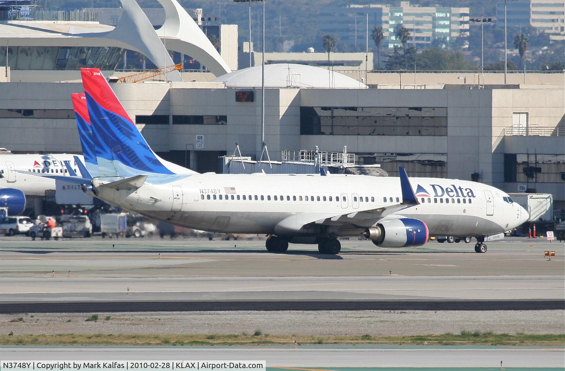 N3748Y, 2001 Boeing 737-832 C/N 30489, Delta Airlines Boeing 732-832, N3748Y taxiway Bravo KLAX.