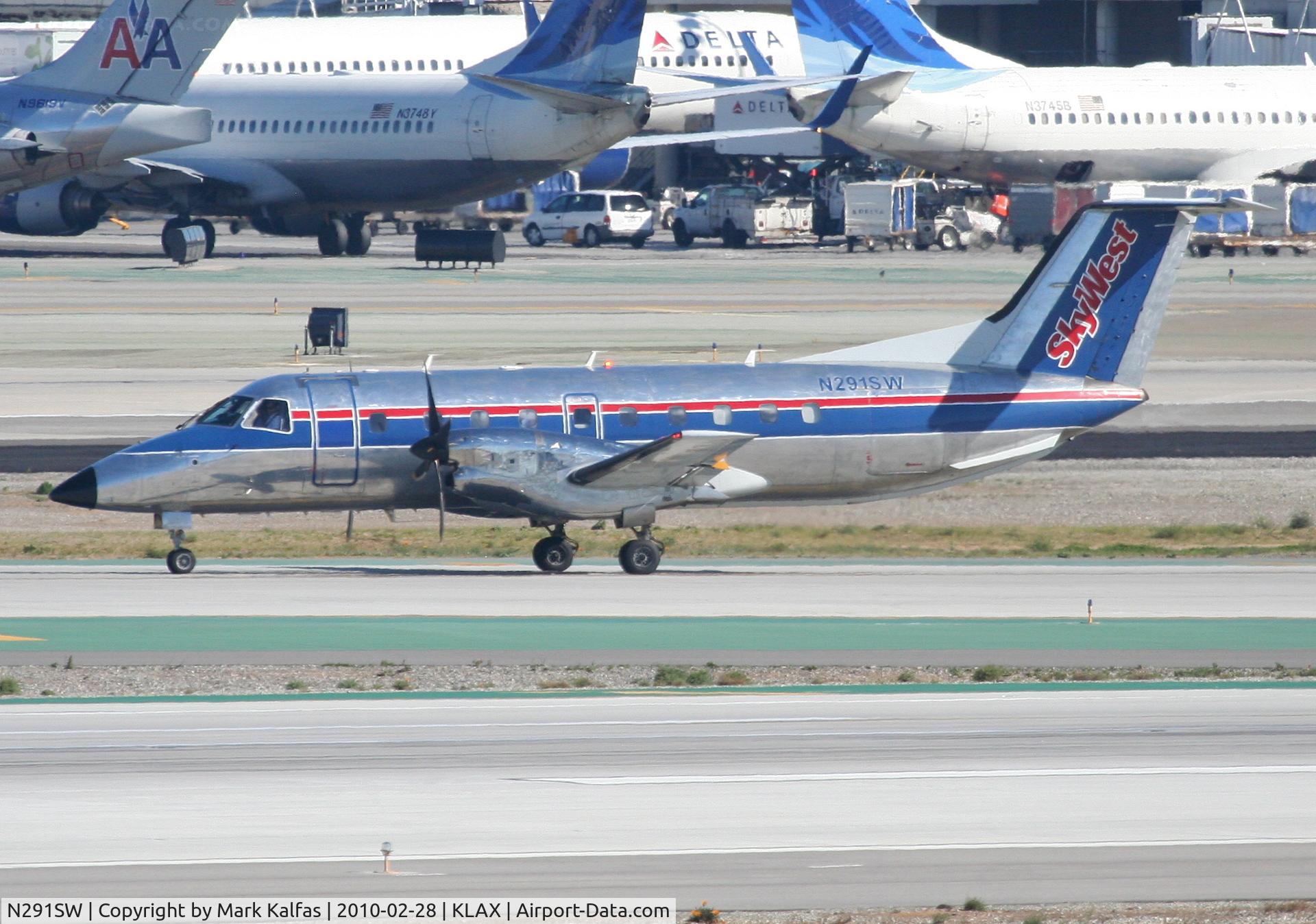 N291SW, 1996 Embraer EMB-120ER Brasilia C/N 120.318, SkyWest Embraer EMB-120ER, N291SW taxiway Hotel KLAX.