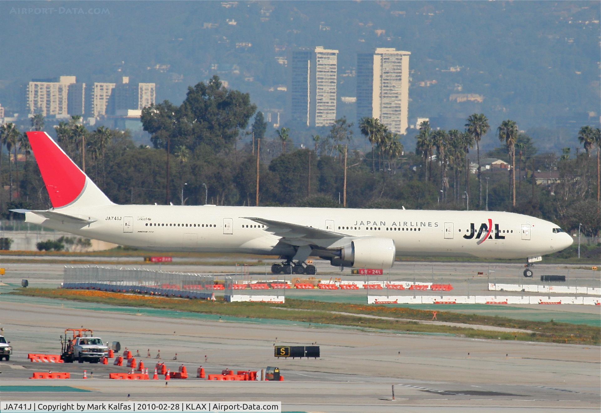 JA741J, 2009 Boeing 777-346/ER C/N 36128, JAL Boeing 777-346 (ER) , JA741J taxiway Echo KLAX.
