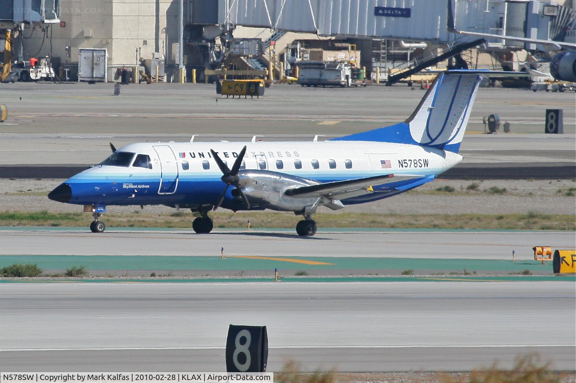 N578SW, 1998 Embraer EMB-120ER Brasilia C/N 120346, SkyWest Embraer EMB-120ER, N578SW taxiway Hotel KLAX.