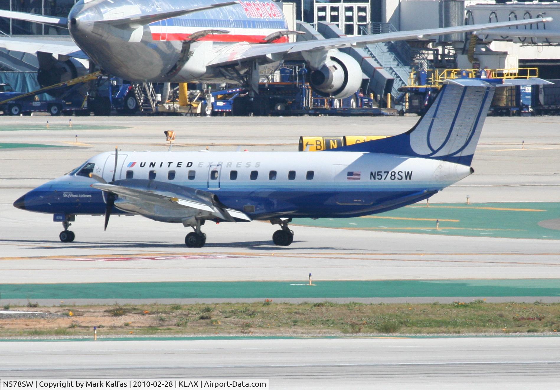 N578SW, 1998 Embraer EMB-120ER Brasilia C/N 120346, SkyWest Embraer EMB-120ER, N578SW taxiway Papa KLAX.