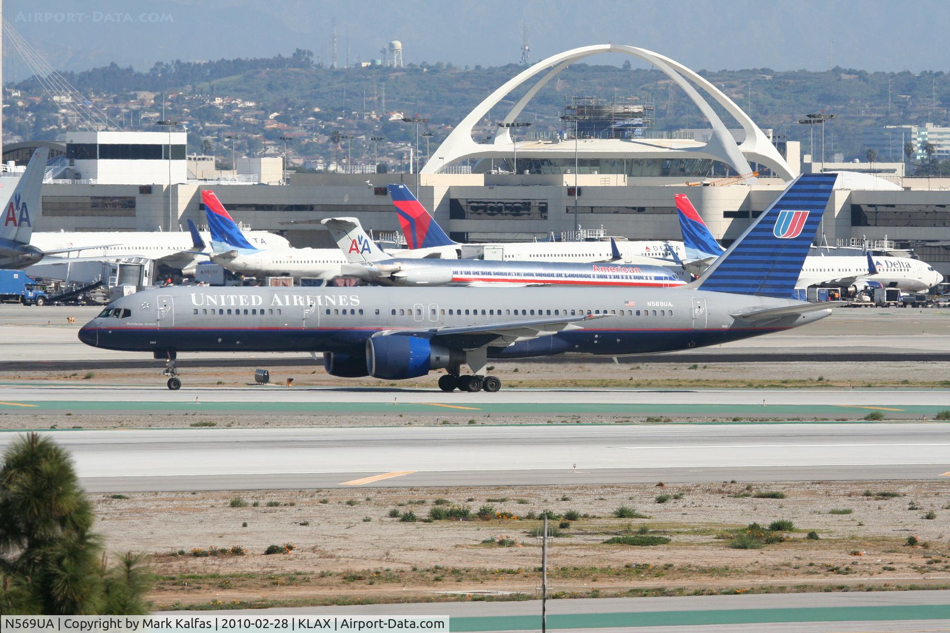 N569UA, 1992 Boeing 757-222 C/N 26677, United Airlines Boeing 757-222, N569UA taxiway Hotel KLAX.