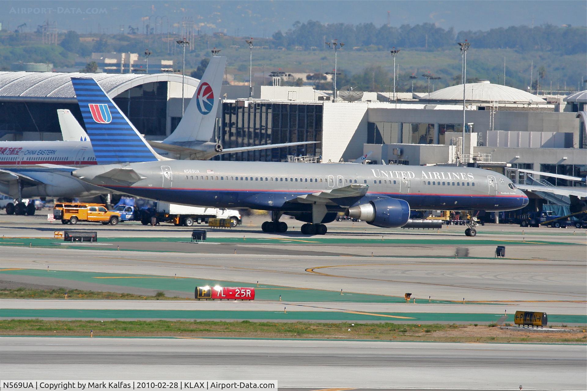 N569UA, 1992 Boeing 757-222 C/N 26677, United Airlines Boeing 757-222, N569UA taxiway Charlie KLAX.