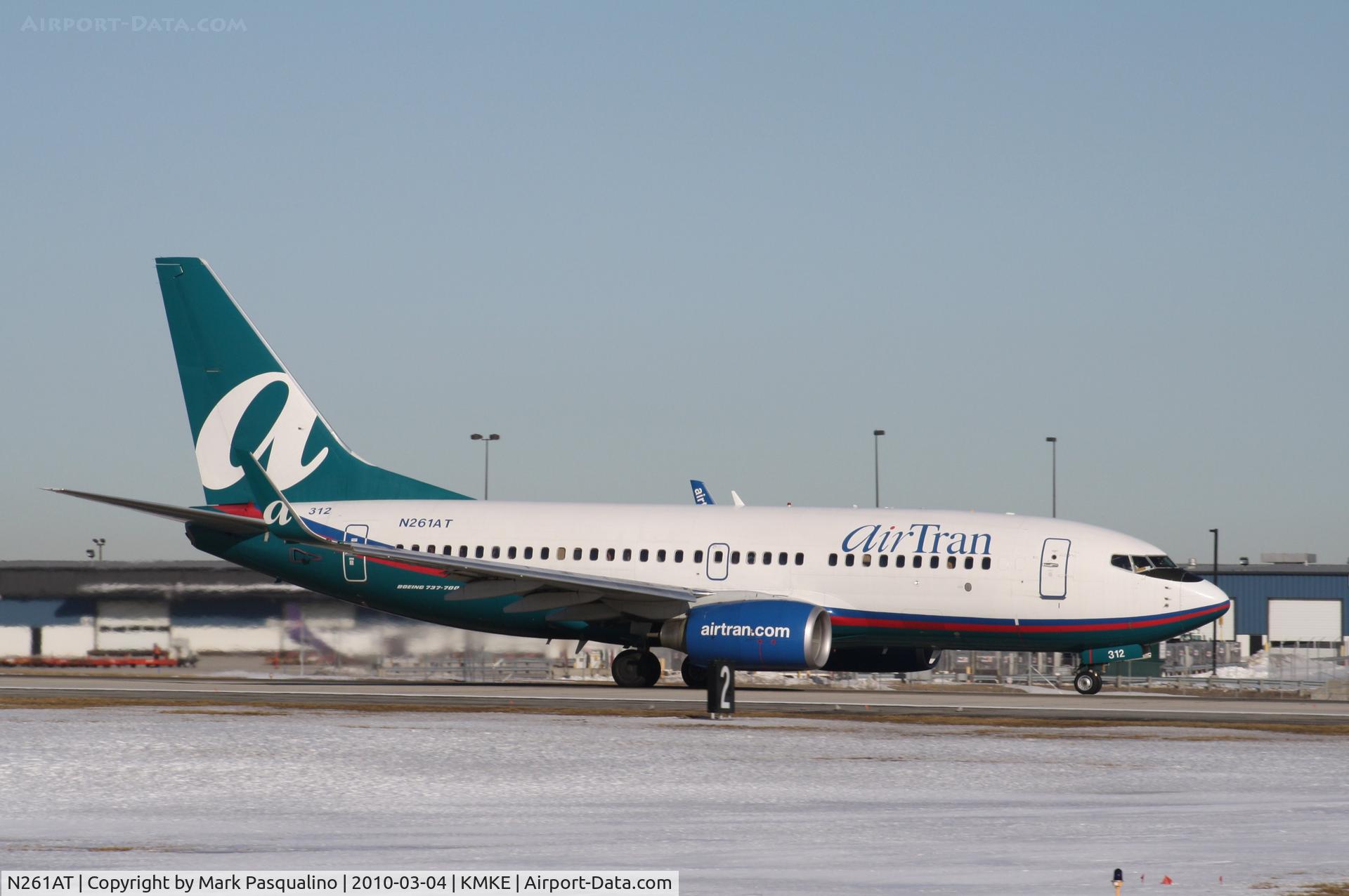 N261AT, 2005 Boeing 737-76N C/N 32660, Boeing 737-700