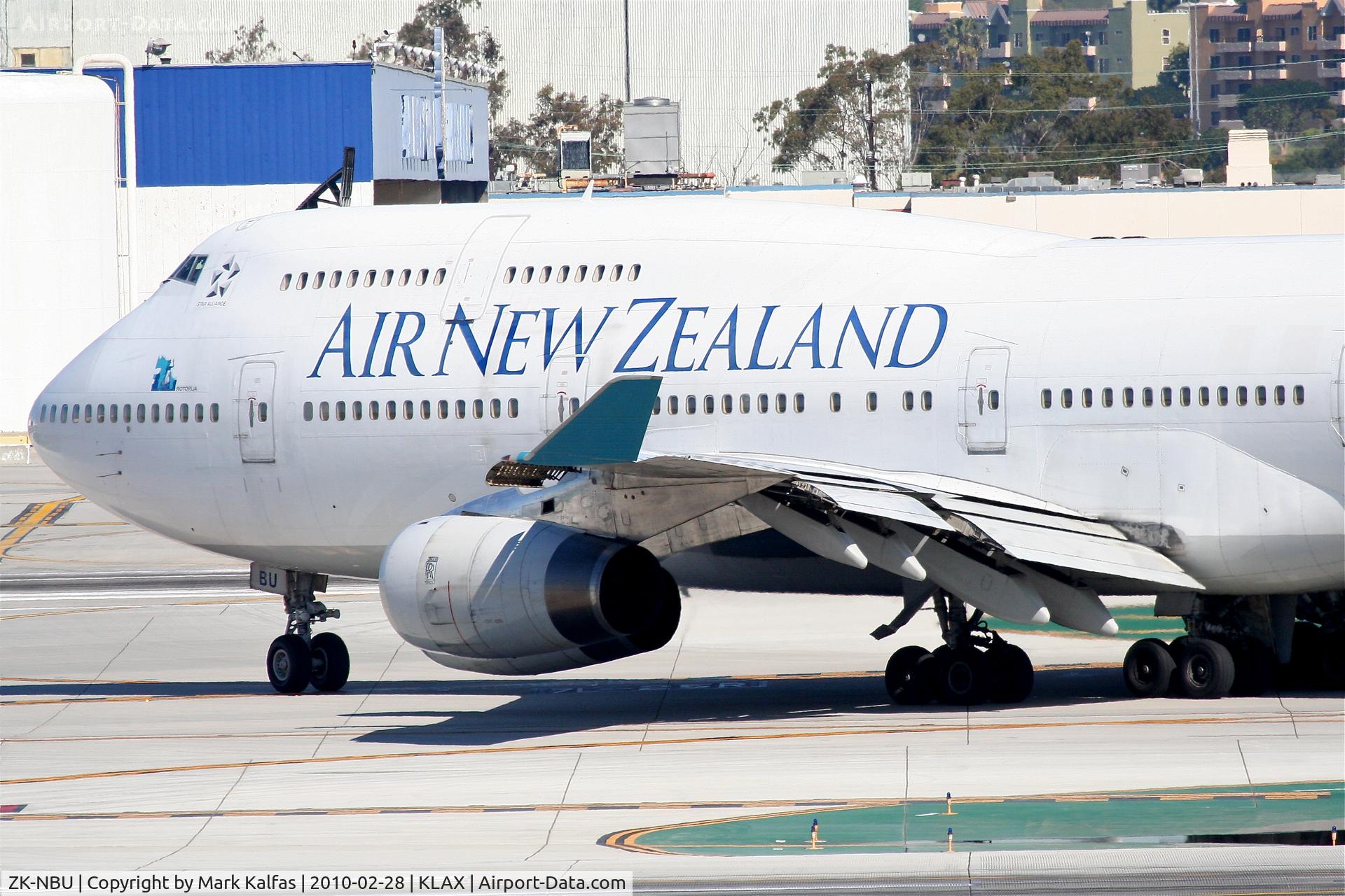 ZK-NBU, 1992 Boeing 747-419 C/N 25605, Air New Zealnd Boeing 747-419, ZK-NBU turning off 25L at H9 KLAX.
