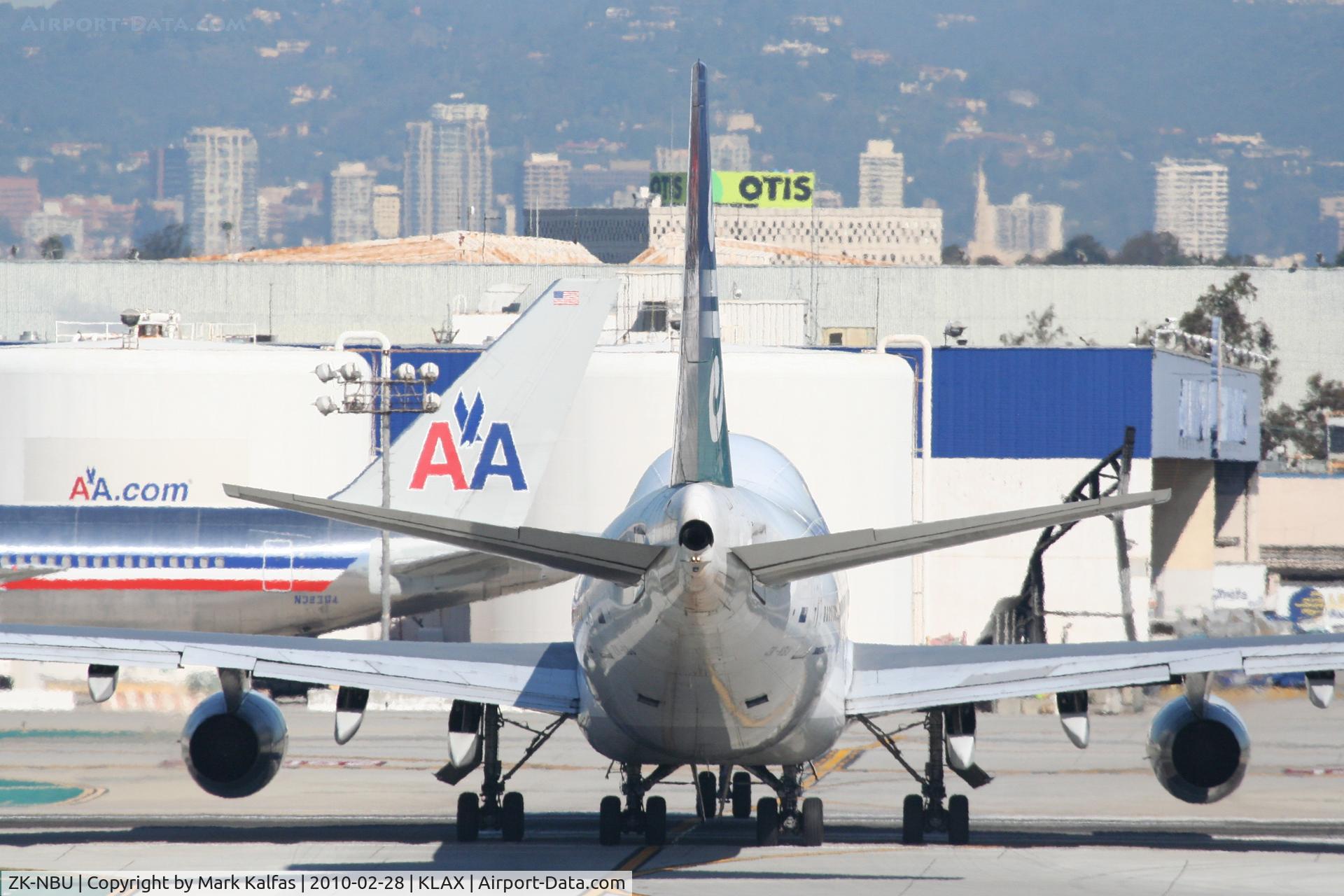 ZK-NBU, 1992 Boeing 747-419 C/N 25605, Air New Zealnd Boeing 747-419, ZK-NBU turning off 25L at Hotel 9 to Tango KLAX.