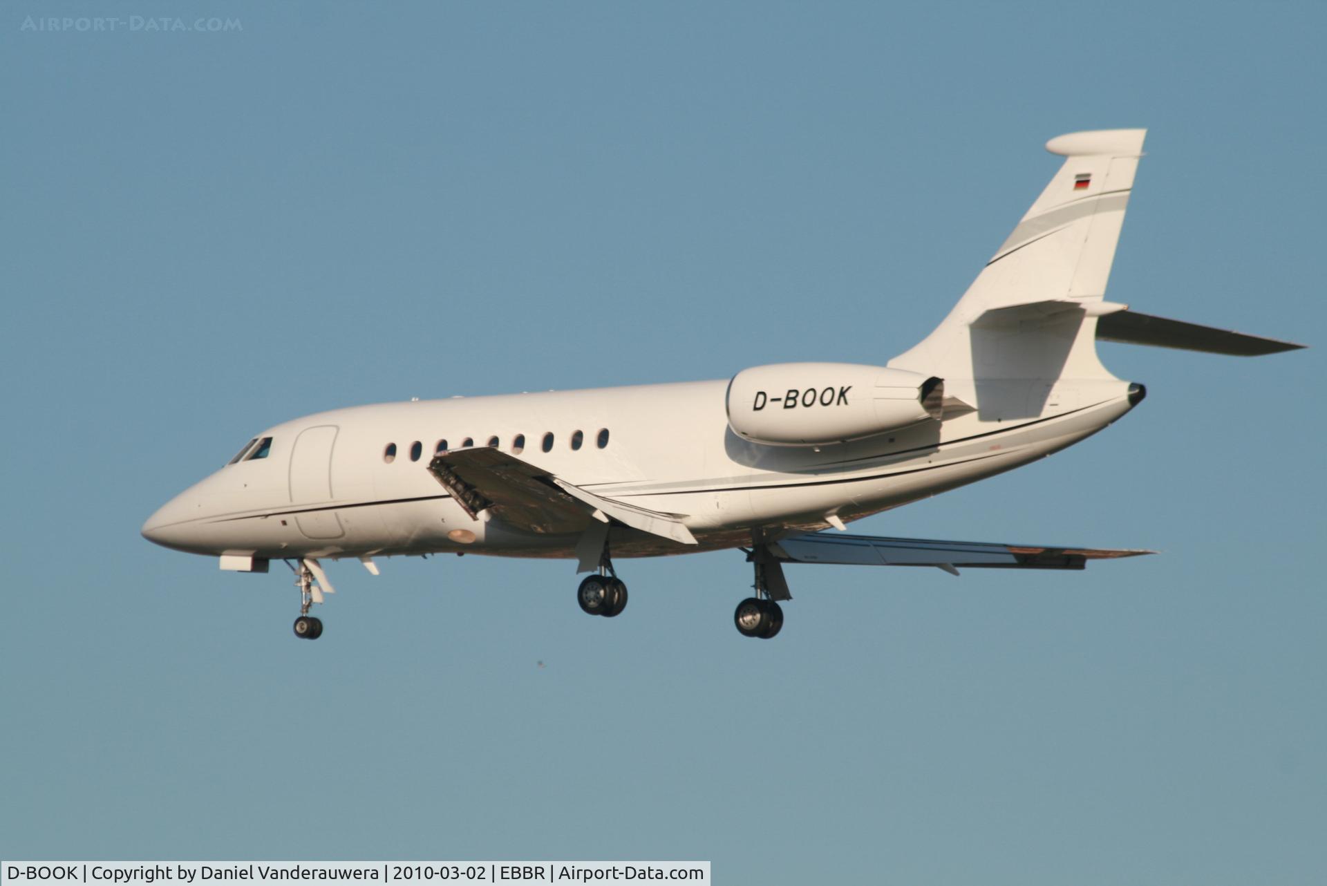 D-BOOK, 2006 Dassault Falcon 2000EX C/N 70, Descending to RWY 25L