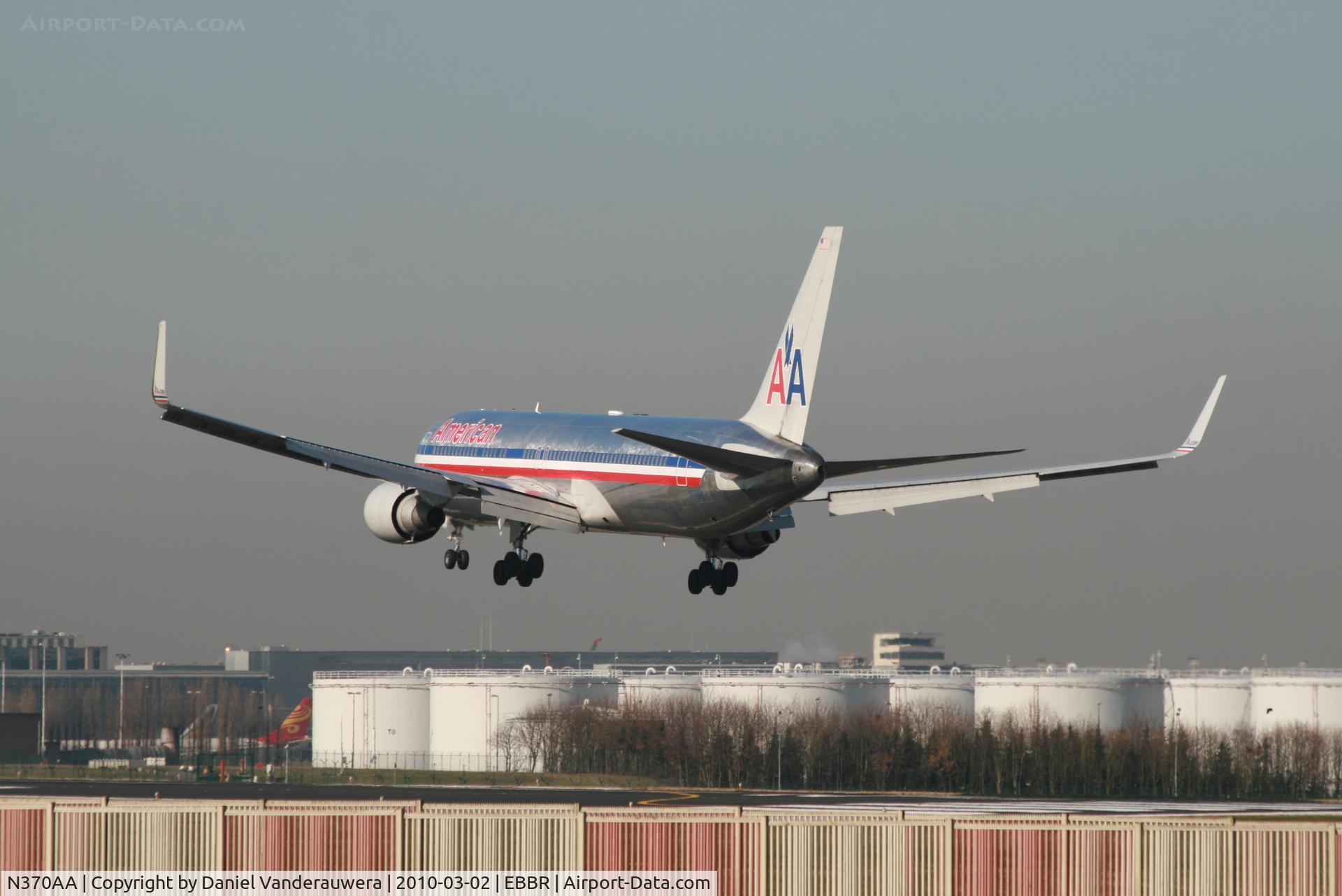 N370AA, 1992 Boeing 767-323 C/N 25197, Close to land on RWY 25L