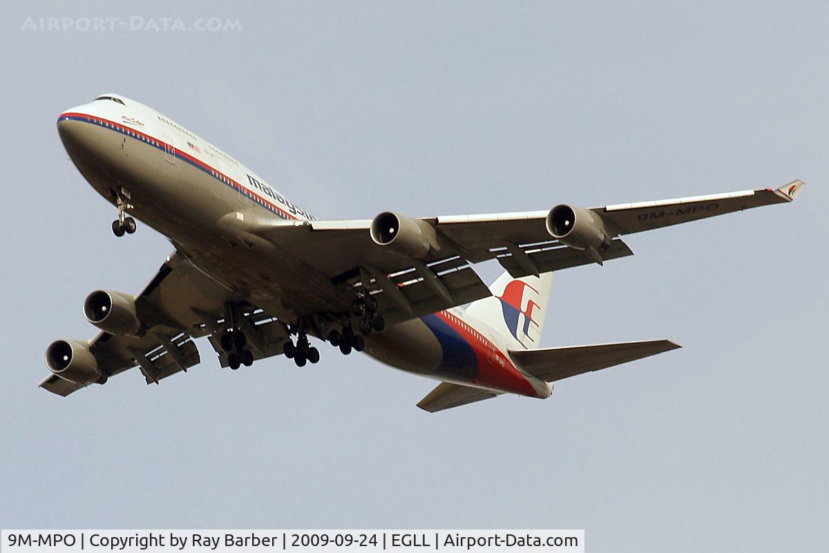 9M-MPO, 2001 Boeing 747-4H6 C/N 28433, Boeing 747-4H6 [28433] (Malaysia Airlines) Home~G 24/09/2009. On approach 27R 3 miles out.