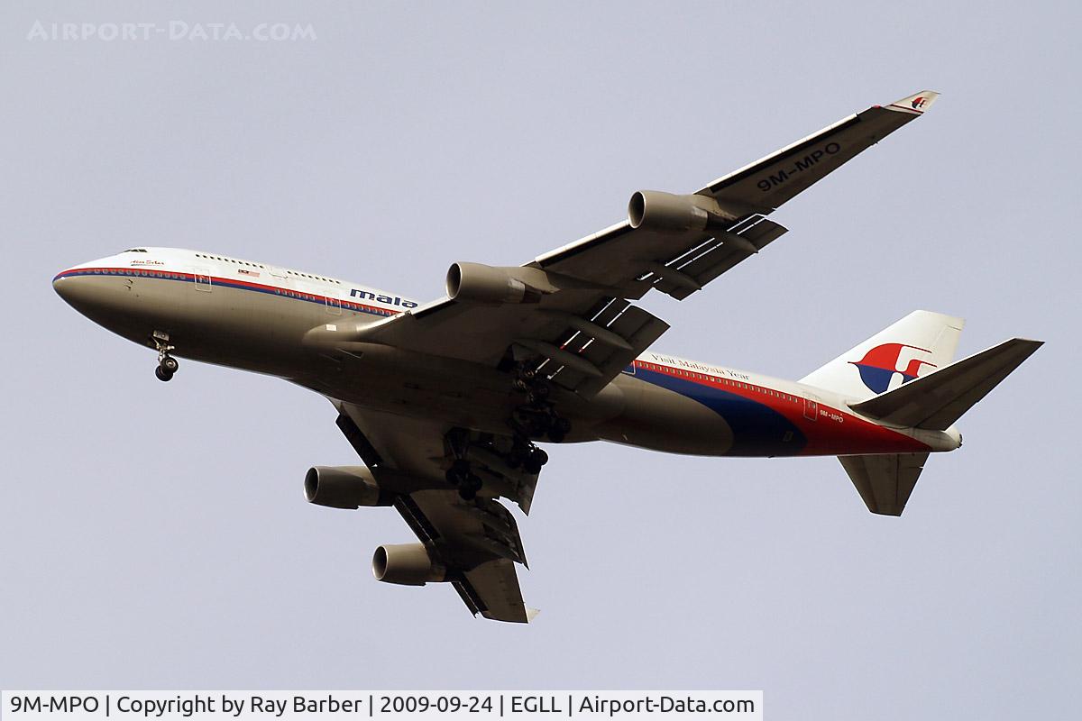 9M-MPO, 2001 Boeing 747-4H6 C/N 28433, Boeing 747-4H6 [28433] (Malaysia Airlines) Home~G 24/09/2009. On approach 27R 3 miles out.