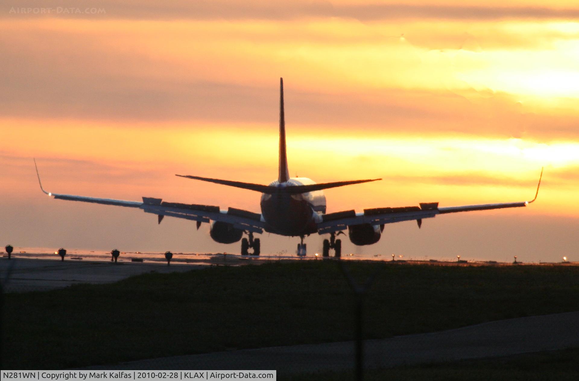 N281WN, 2007 Boeing 737-7H4 C/N 36528, Southwest Airlines Boeing 737-7H4, SWA712 from KSJC, 24R approach KLAX.