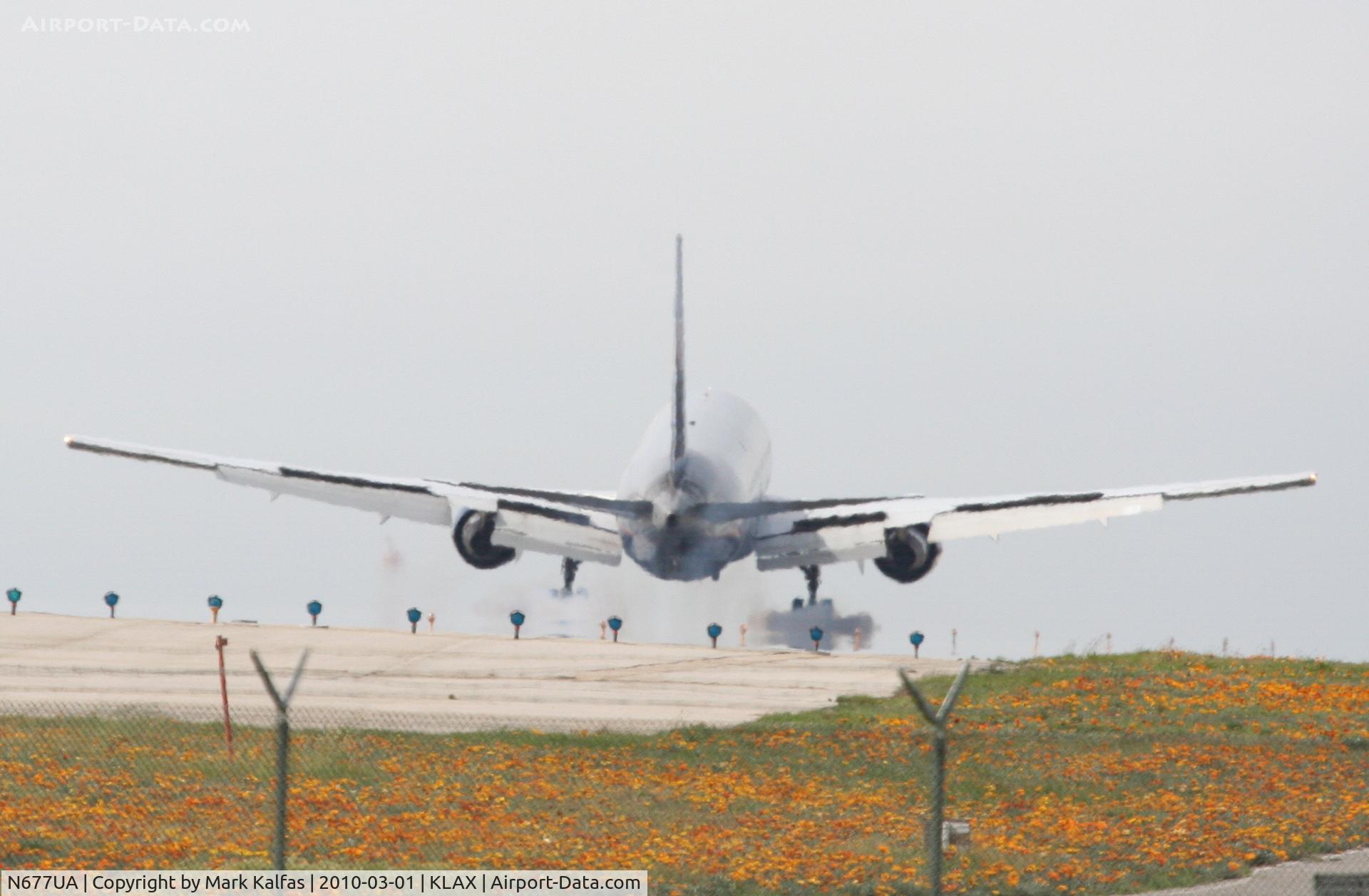 N677UA, 2001 Boeing 767-322 C/N 30029, United Airlines Boeing 767-322, UAL83 arriving from KIAD, 24R KLAX.