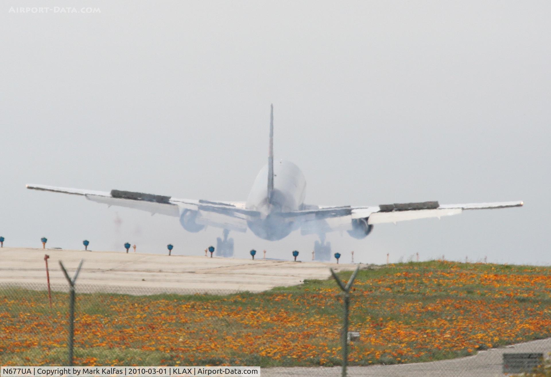 N677UA, 2001 Boeing 767-322 C/N 30029, United Airlines Boeing 767-322, UAL83 arriving from KIAD, 24R KLAX.