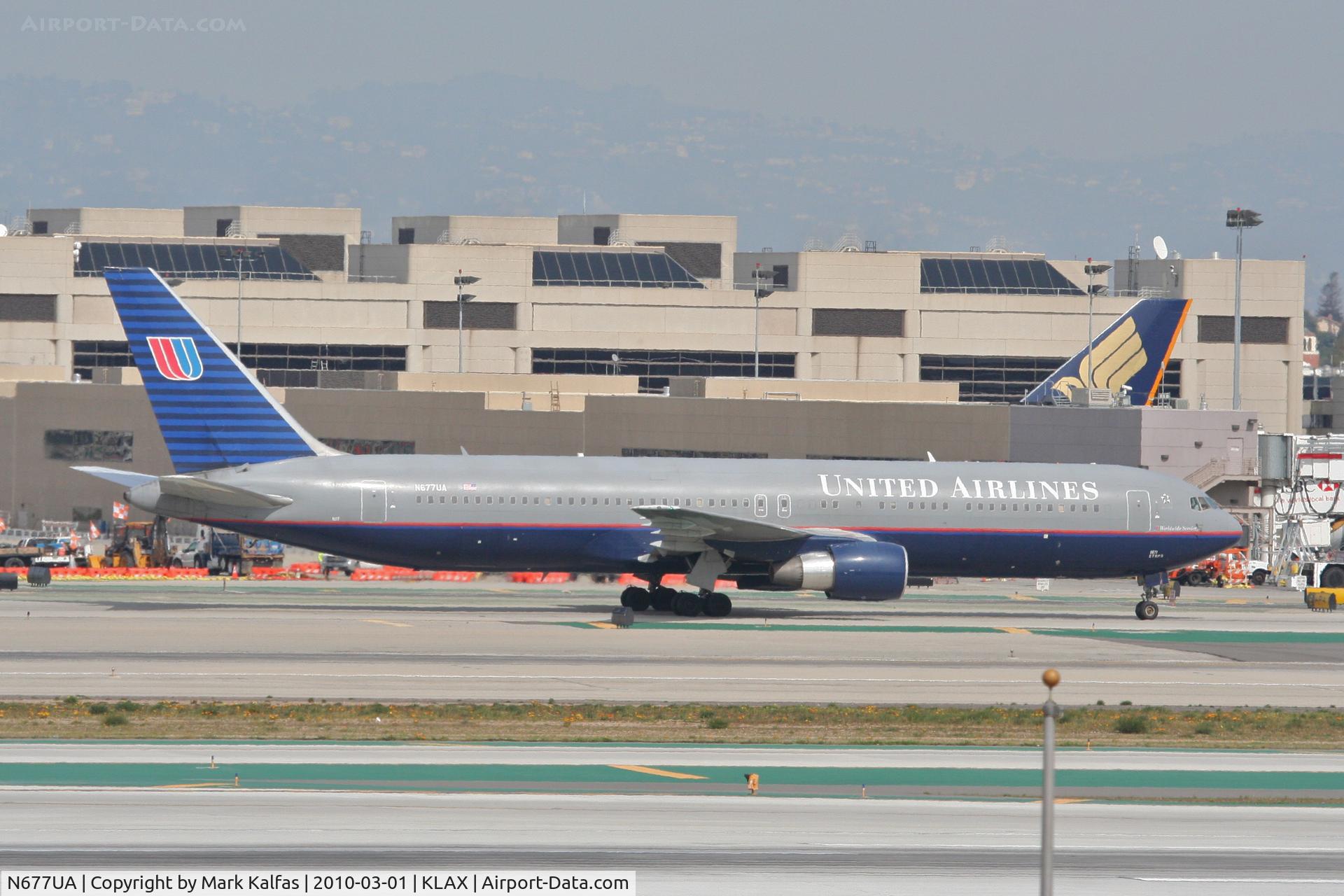 N677UA, 2001 Boeing 767-322 C/N 30029, United Airlines Boeing 767-322, UAL83 arriving from KIAD, taxiway Charlie.