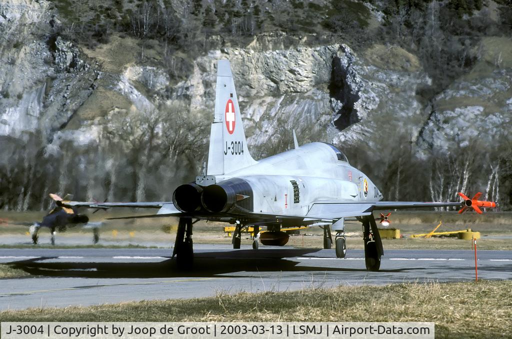 J-3004, 1979 Northrop F-5E Tiger II C/N L.1004, Taxiing to the runway at Turtmann