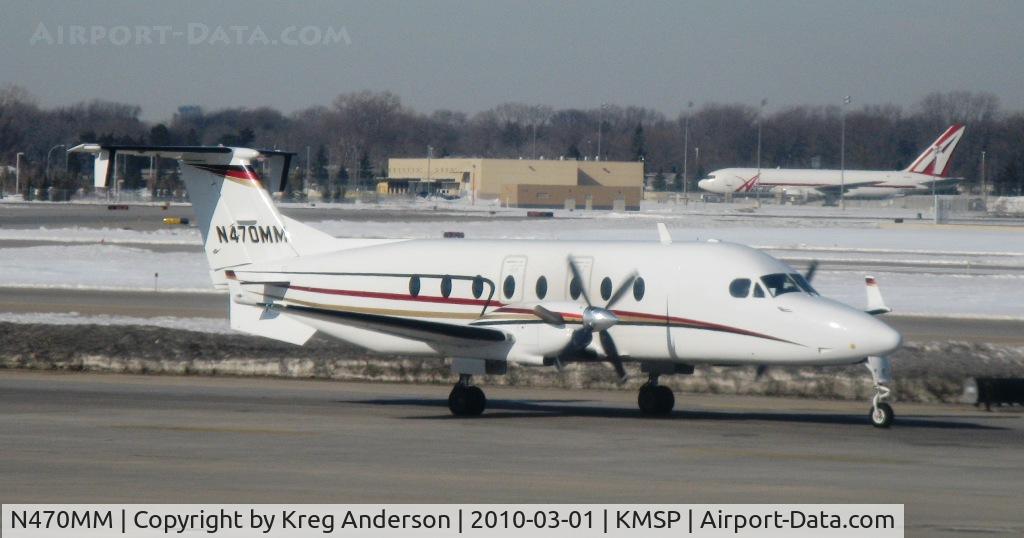 N470MM, 2000 Raytheon Aircraft Company 1900D C/N UE-394, Taxiing the the active runway.