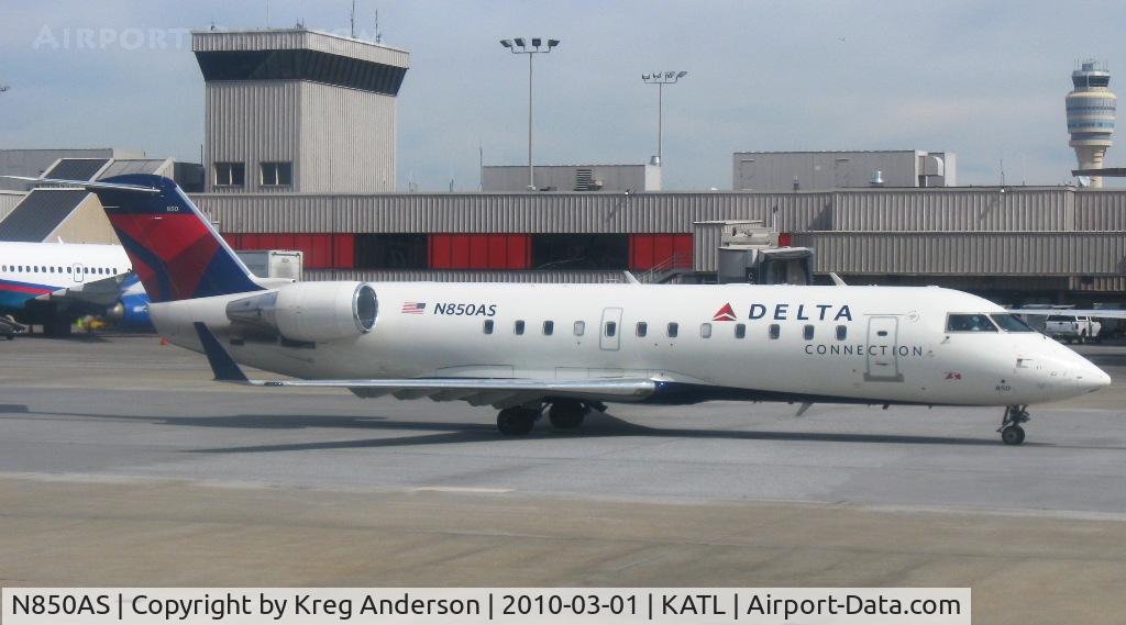 N850AS, 1999 Bombardier CRJ-200ER (CL-600-2B19) C/N 7355, Taxiing at ATL.