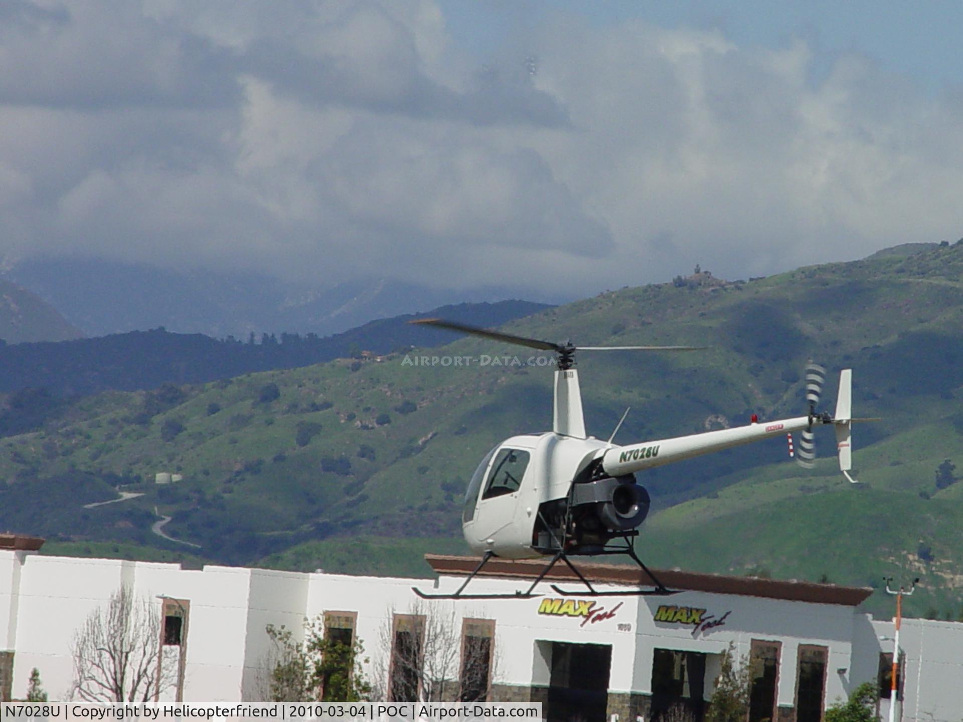 N7028U, 1998 Robinson R22 BETA C/N 2890, Taking off westbound