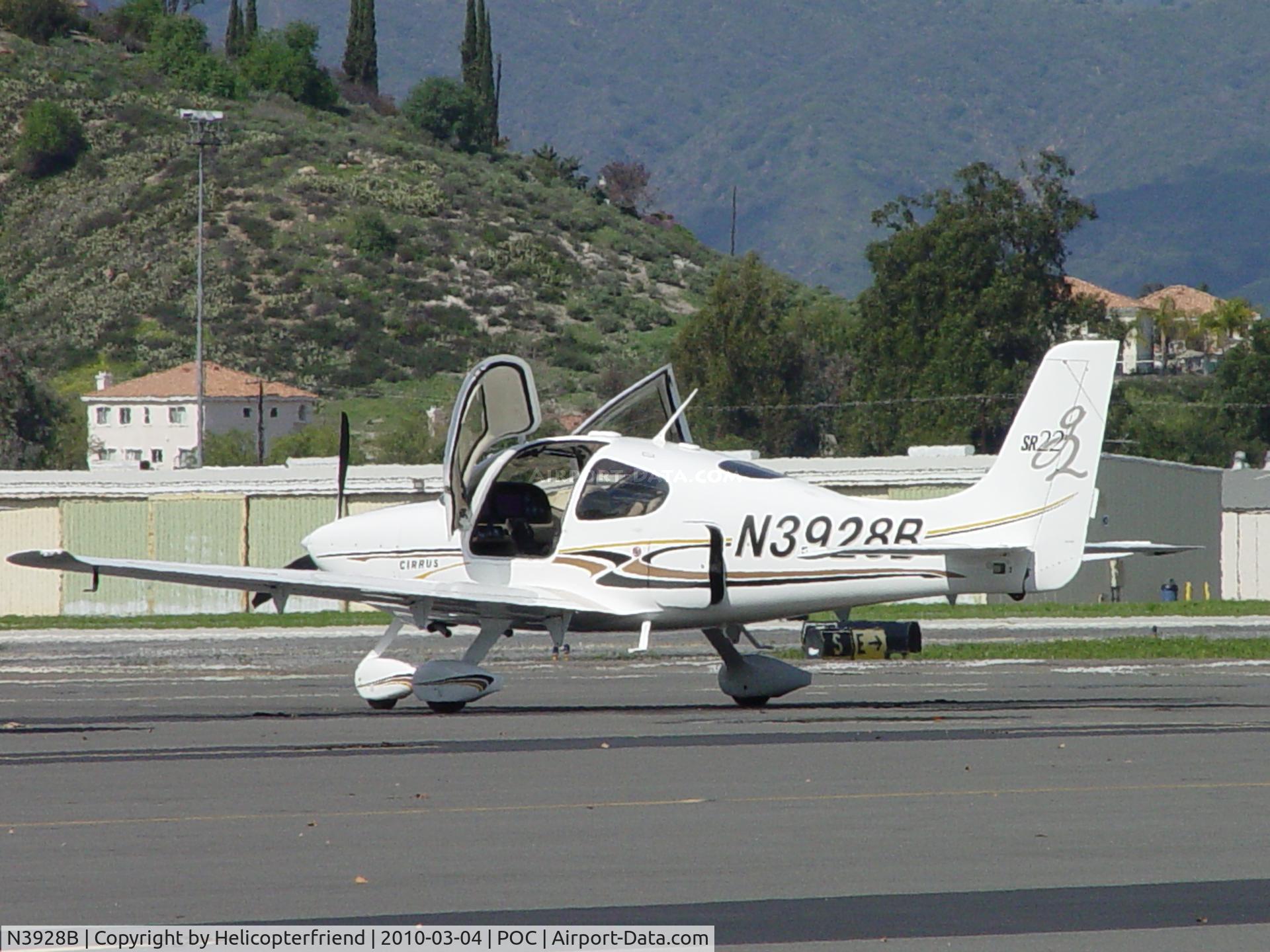 N3928B, 2004 Cirrus SR22 C/N 0917, Doors open awaiting crew and passengers