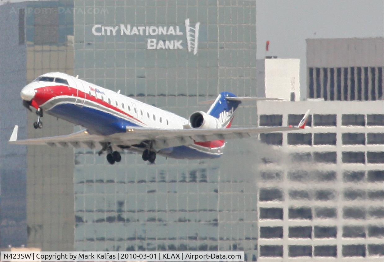 N423SW, 2000 Bombardier CRJ-200LR (CL-600-2B19) C/N 7456, SkyWest Bombardier CL-600-2C10,  N772SK, SKW4749 departing 25R KLAX for KSAN.