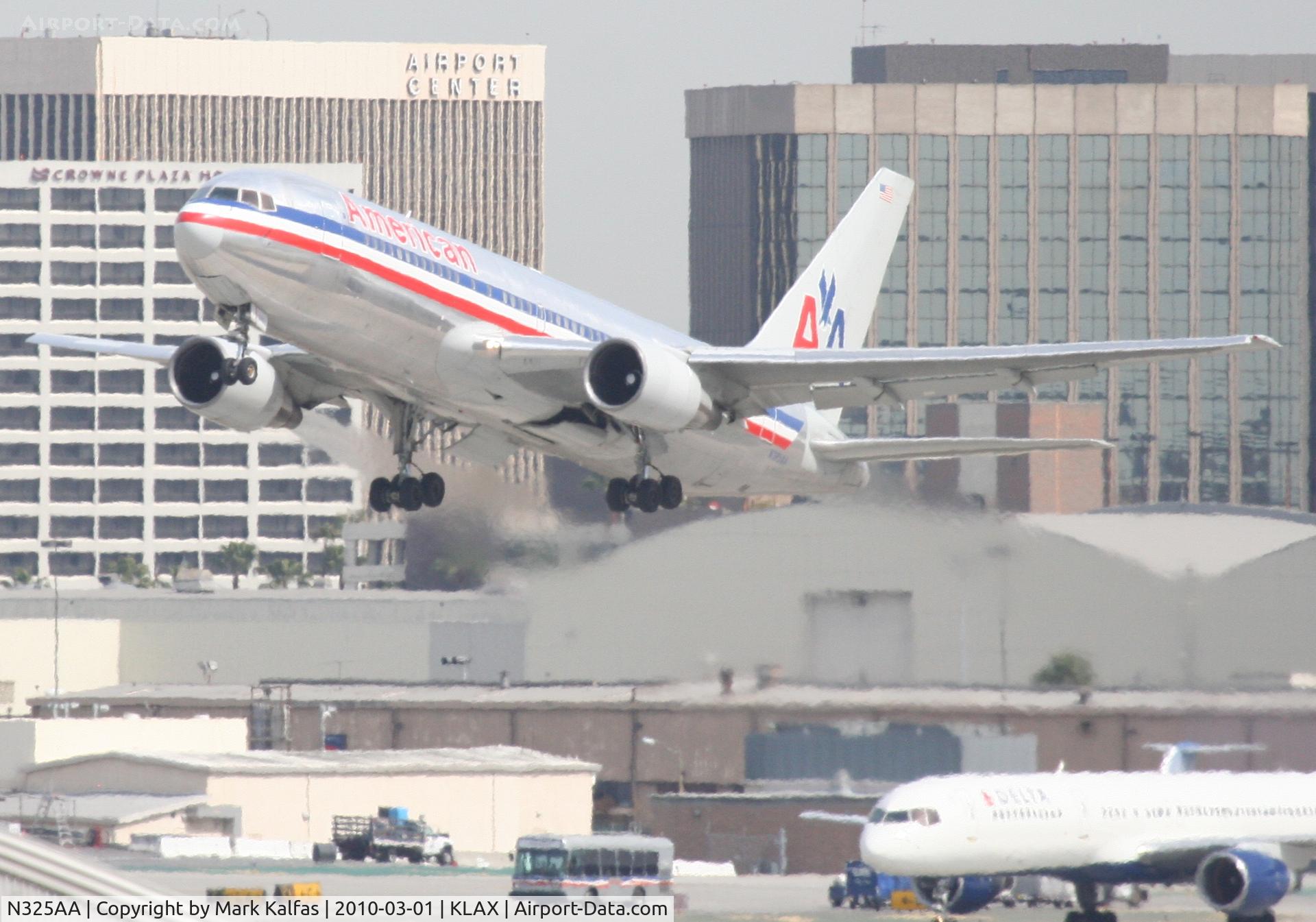 N325AA, 1986 Boeing 767-223 C/N 22326, American Airlines Boeing 767-223. AAL40 to KJFK. 25R departure KLAX.