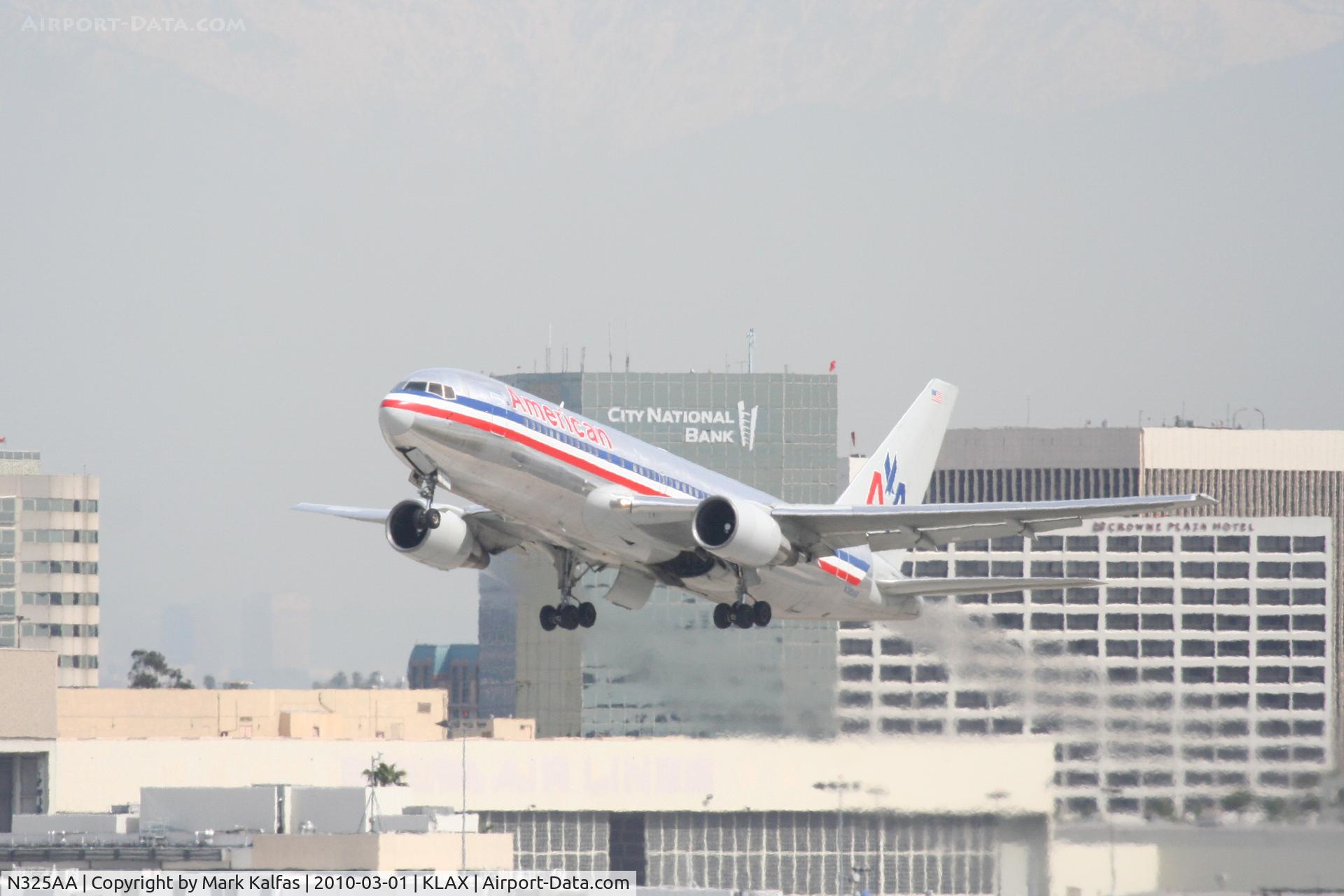 N325AA, 1986 Boeing 767-223 C/N 22326, American Airlines Boeing 767-223. AAL40 to KJFK. 25R departure KLAX.