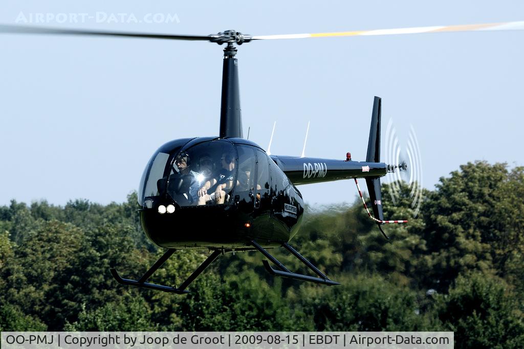 OO-PMJ, Robinson 44 I C/N 1904, Paramount Helicopters arrival at the old timer fly in.