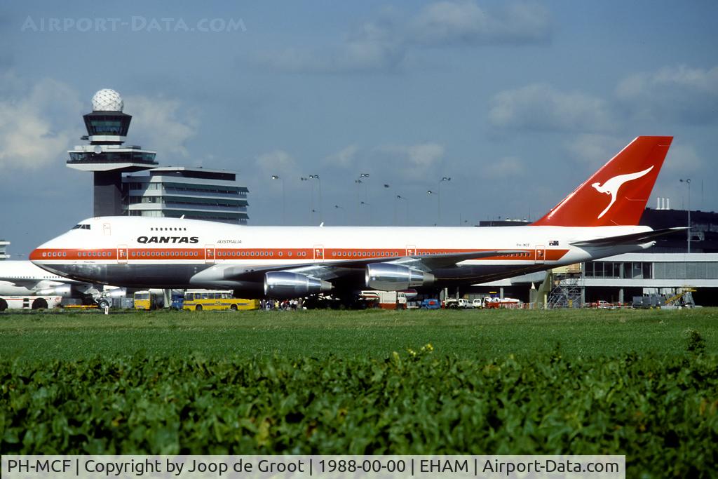 PH-MCF, 1988 Boeing 747-21AC C/N 24134, In 1988 Qantas leased Martinairs PH-MCF for a while resulting in this hybride paint scheme.