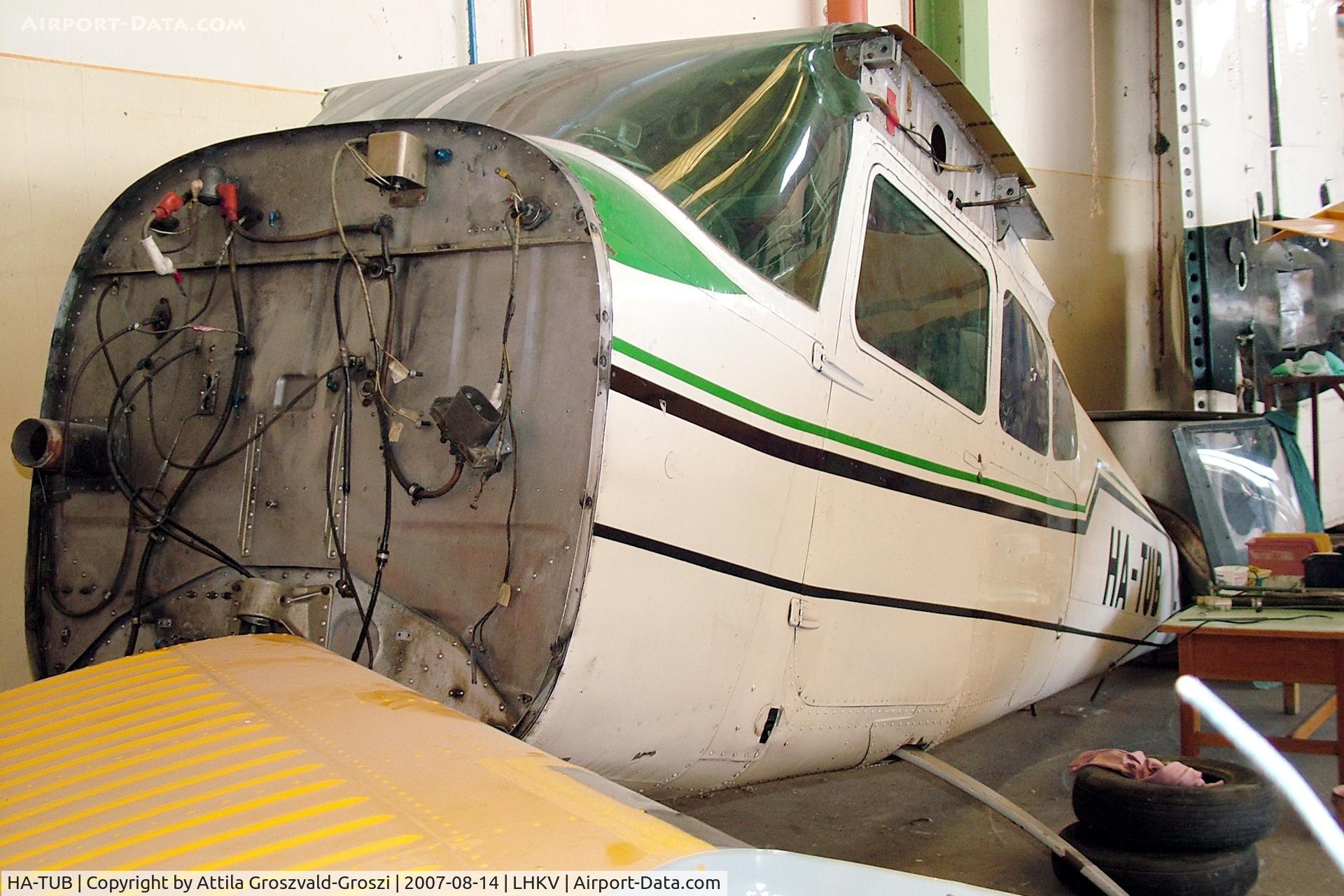 HA-TUB, 1961 Cessna 182D Skylane C/N 18253201, Hungary-Kaposújlak airport hangar