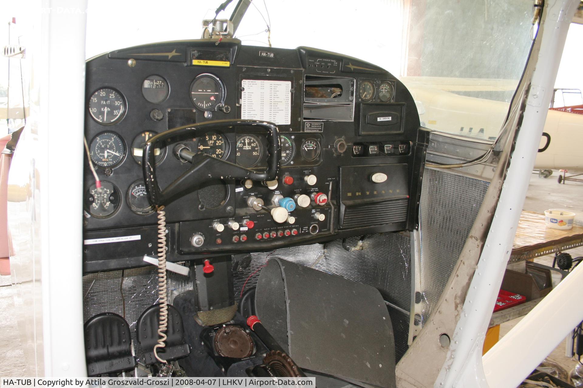 HA-TUB, 1961 Cessna 182D Skylane C/N 18253201, Hungary-Kaposújlak airport hangar - Cocpit
