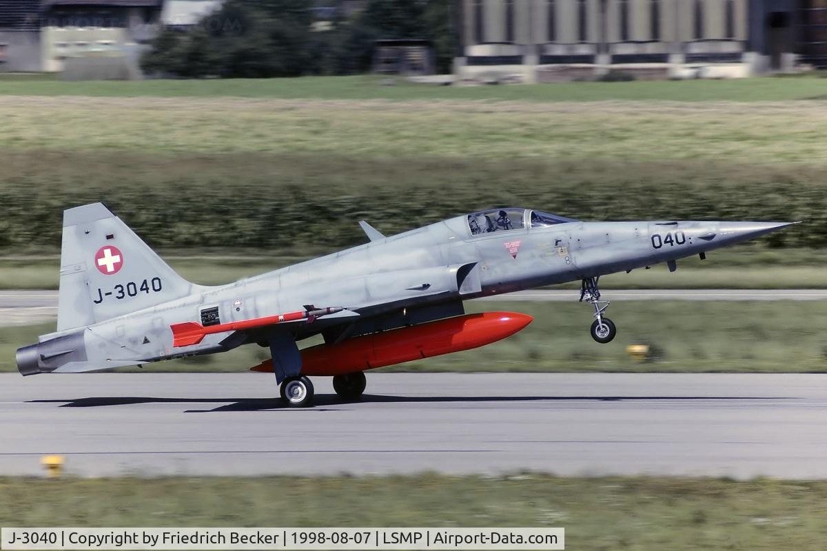 J-3040, Northrop F-5E Tiger II C/N L.1040, descellerating after touchdown at Payerne