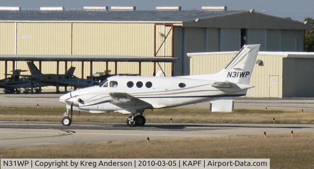N31WP, 1974 Beech E-90 King Air C/N LW-99, Departing runway 32