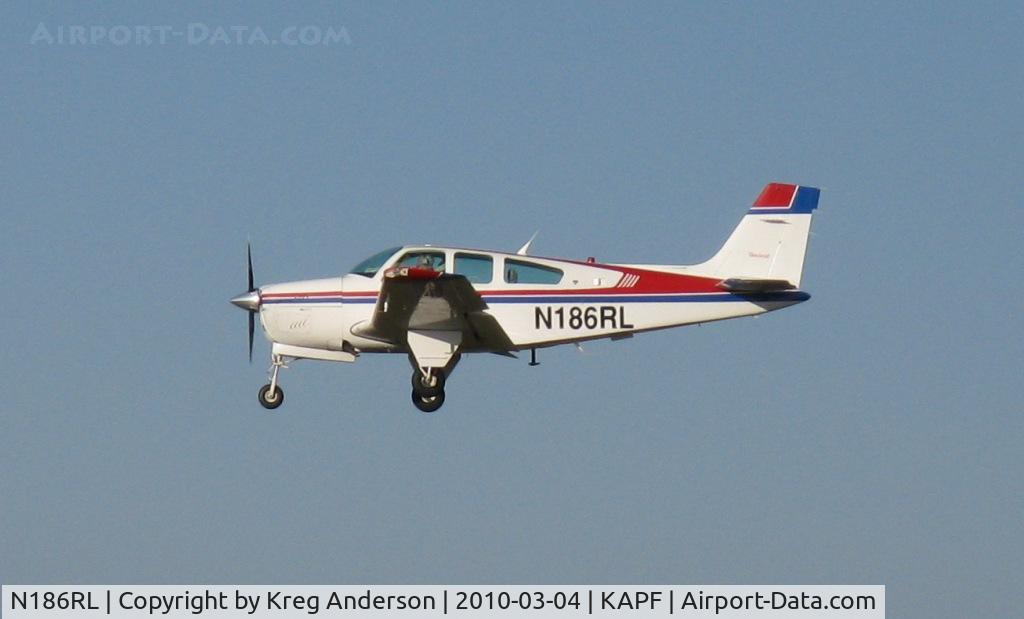 N186RL, 1993 Beech F33A Bonanza C/N CE-1748, Arriving on runway 32