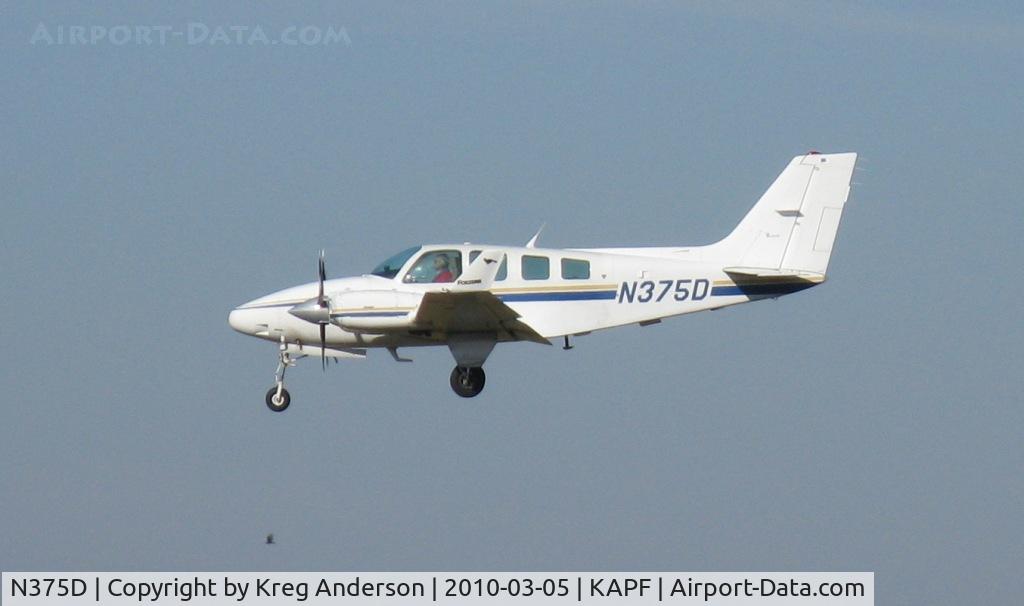 N375D, 1979 Beech 58 Baron C/N TH-1057, Arriving on runway 32