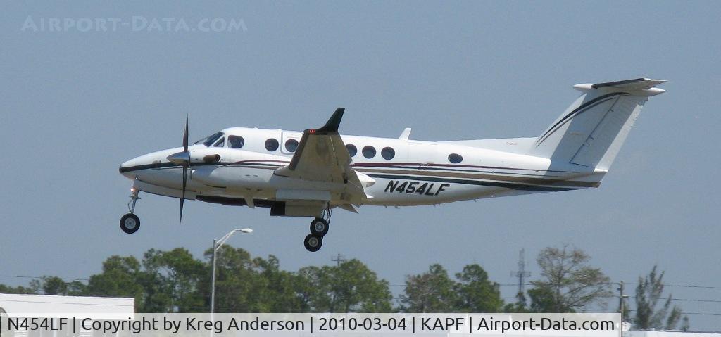 N454LF, 1998 Raytheon Aircraft Company B300 C/N FL-209, Arriving on runway 32