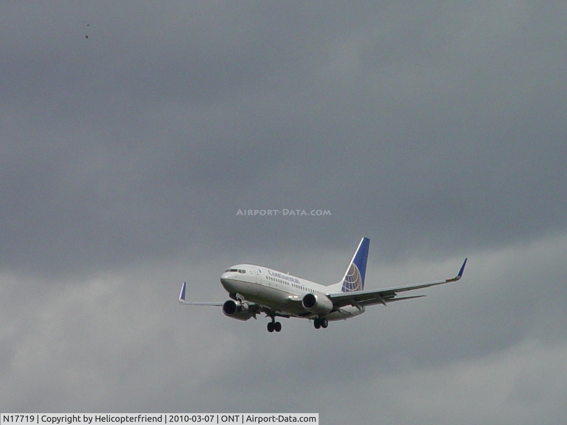 N17719, 1999 Boeing 737-724 C/N 28938, On final to runway 26R at Ontario