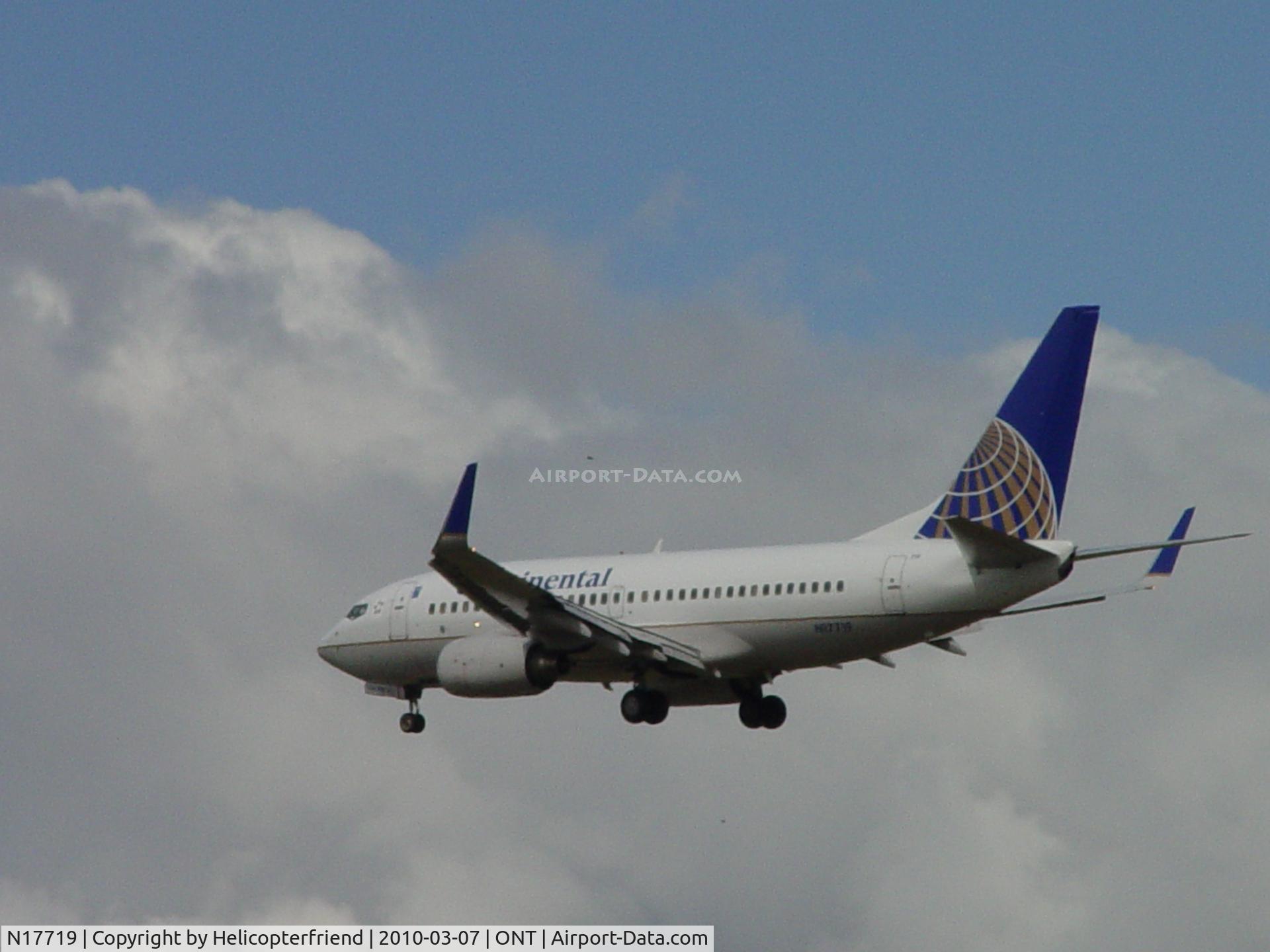 N17719, 1999 Boeing 737-724 C/N 28938, Approaching 26R over the outer fence perimeter