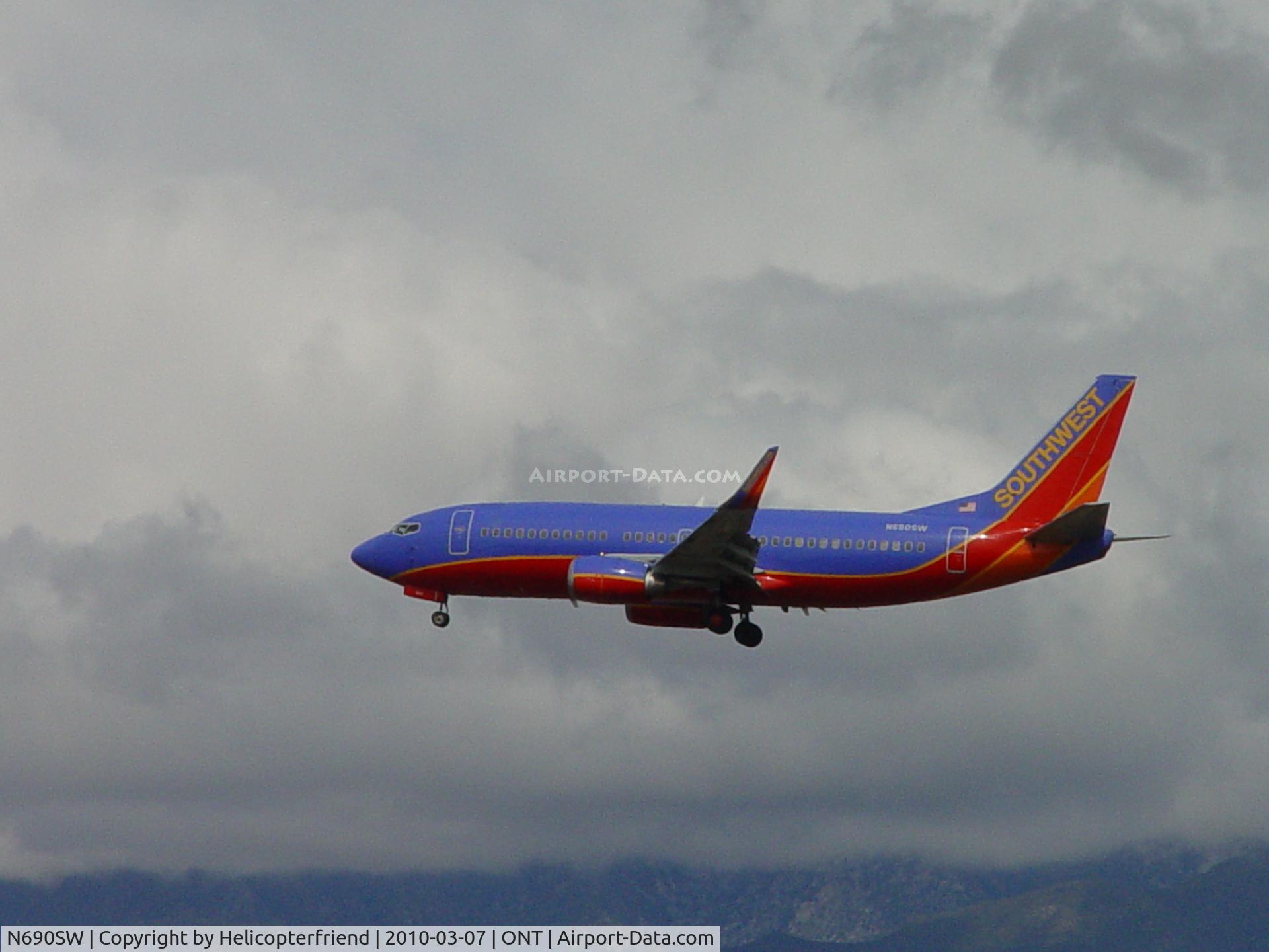 N690SW, 1988 Boeing 737-3G7 C/N 23783, On final to runway 26R at Ontario