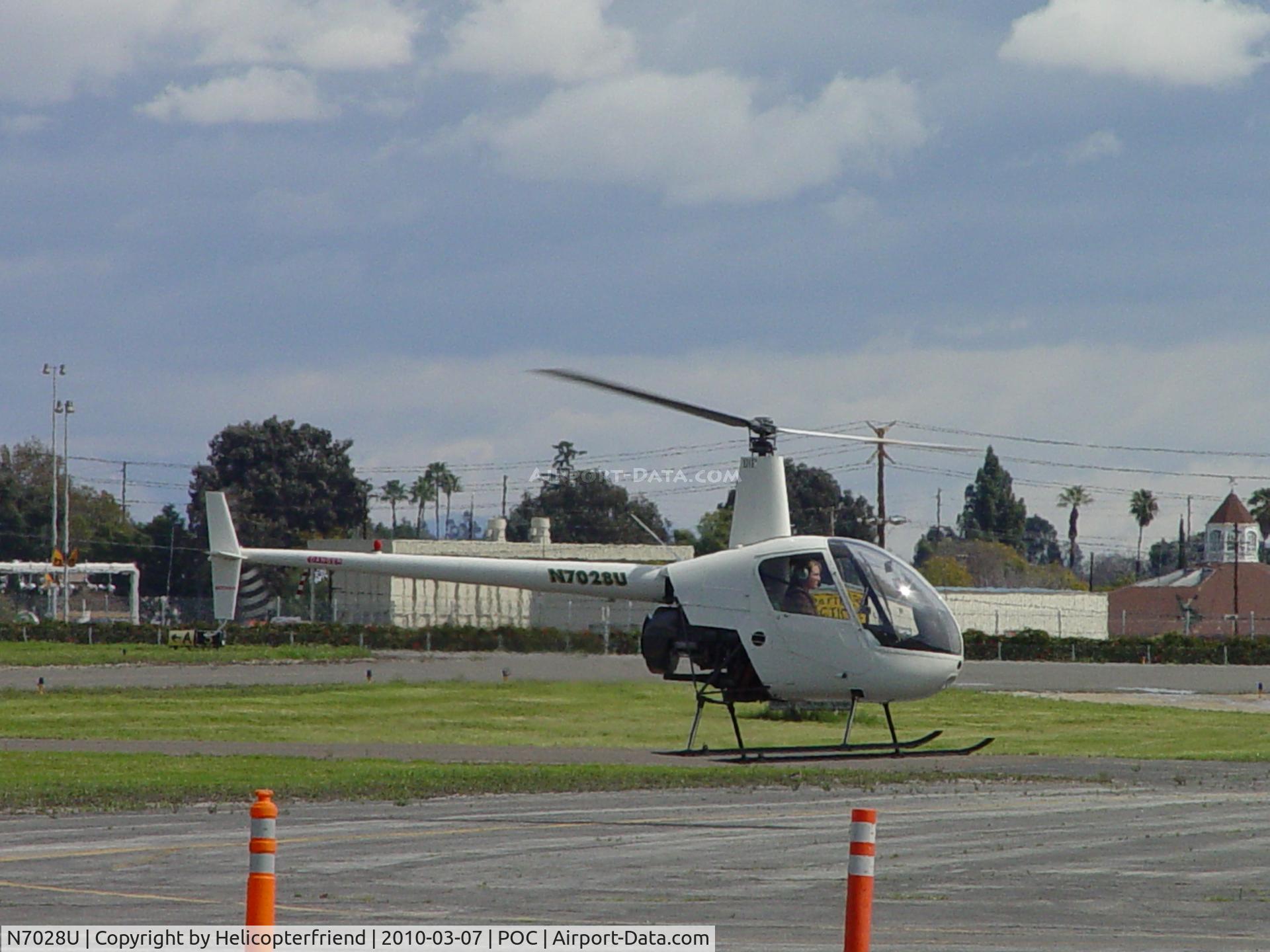 N7028U, 1998 Robinson R22 BETA C/N 2890, Landing at assigned spot at Brackett