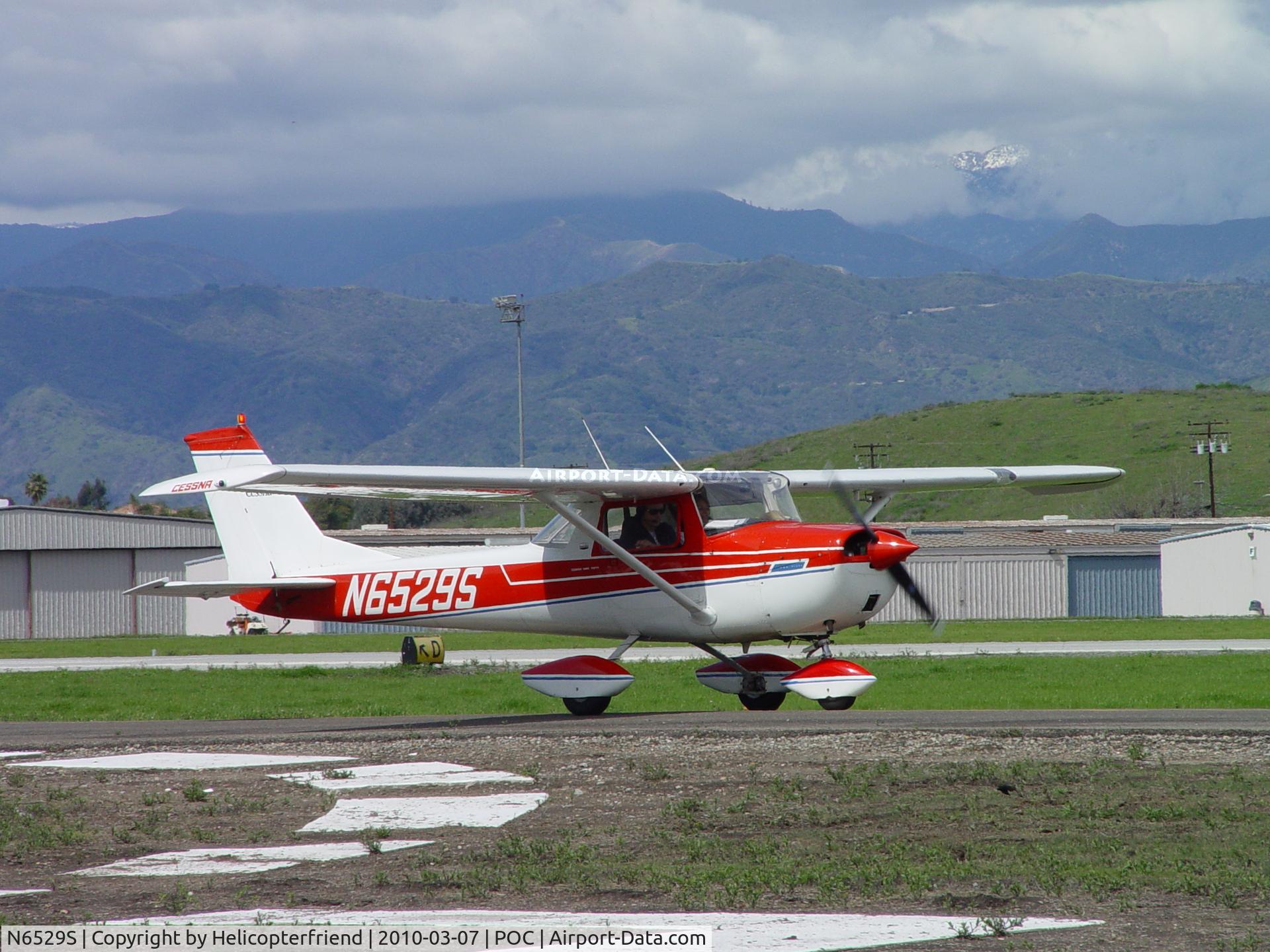 N6529S, 1967 Cessna 150H C/N 150-67329, Taxiing to runway 26L