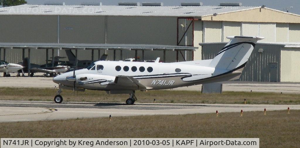 N741JR, 2005 Raytheon B200 King Air C/N BB-1901, Departing runway 32