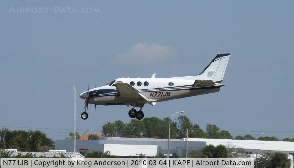 N771JB, 2007 Hawker Beechcraft Corp C90GT C/N LJ-1848, Arriving on runway 32