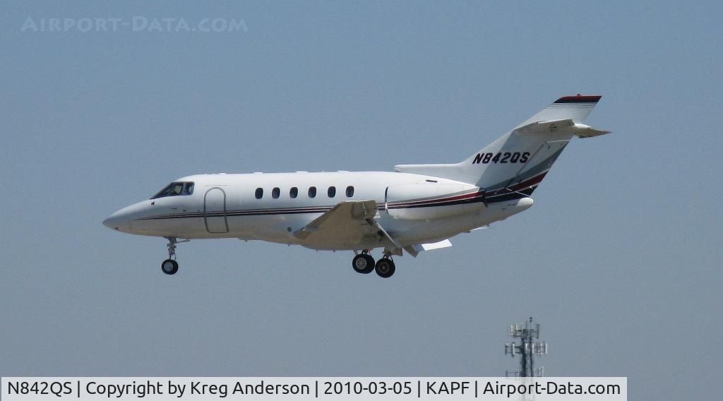 N842QS, 2001 Raytheon Hawker 800XP C/N 258542, Arriving on runway 32