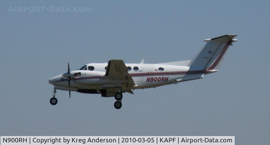 N900RH, 1981 Beech 200 Super King Air C/N BB-816, Arriving on runway 32
