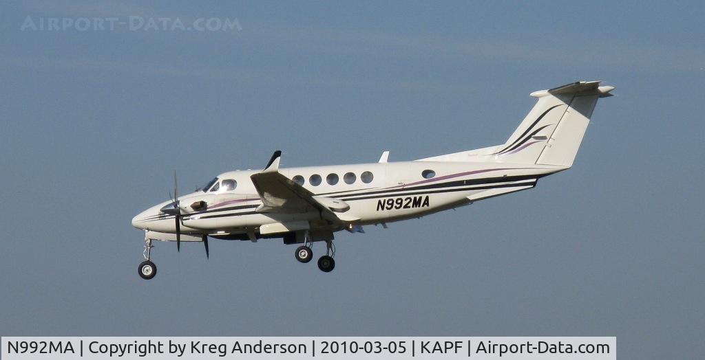 N992MA, 1999 Raytheon Aircraft Company B300 C/N FL271, Arriving on runway 32