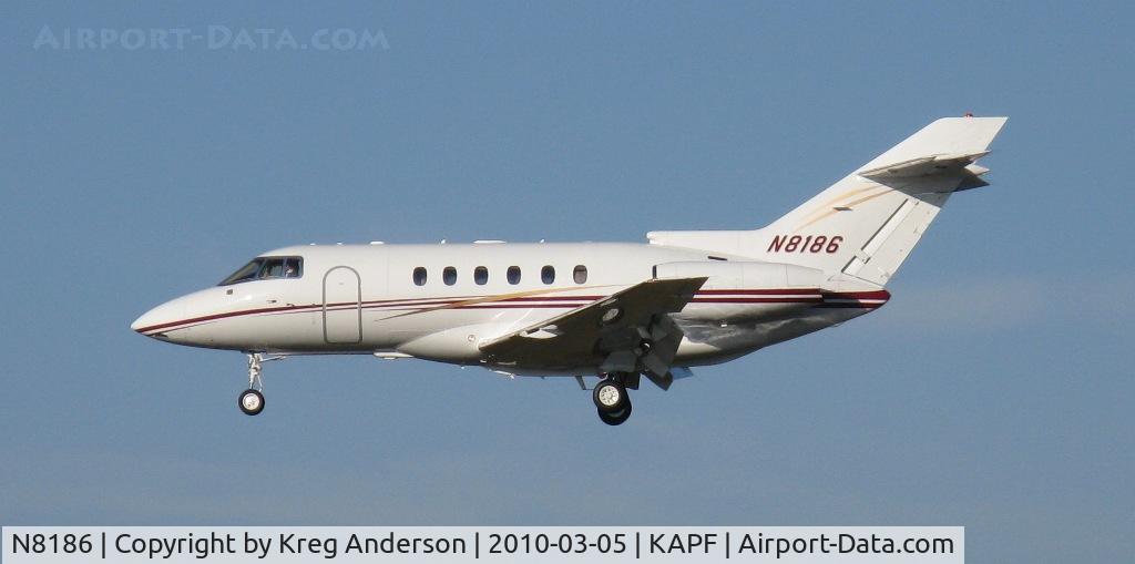 N8186, 2002 Raytheon Hawker 800XP C/N 258604, Arriving on runway 32