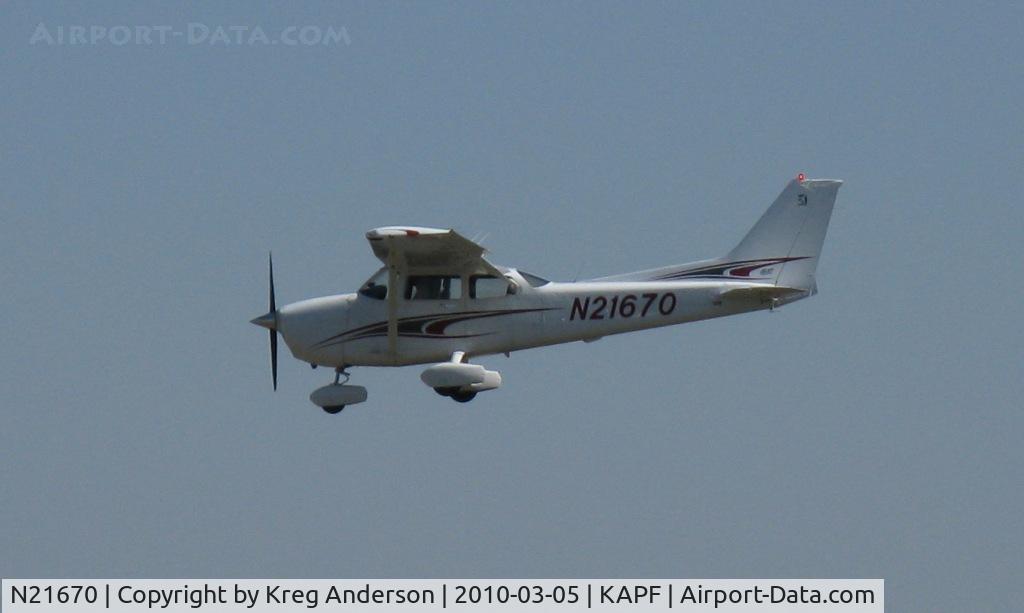 N21670, 2004 Cessna 172S C/N 172S9709, Arriving on runway 32